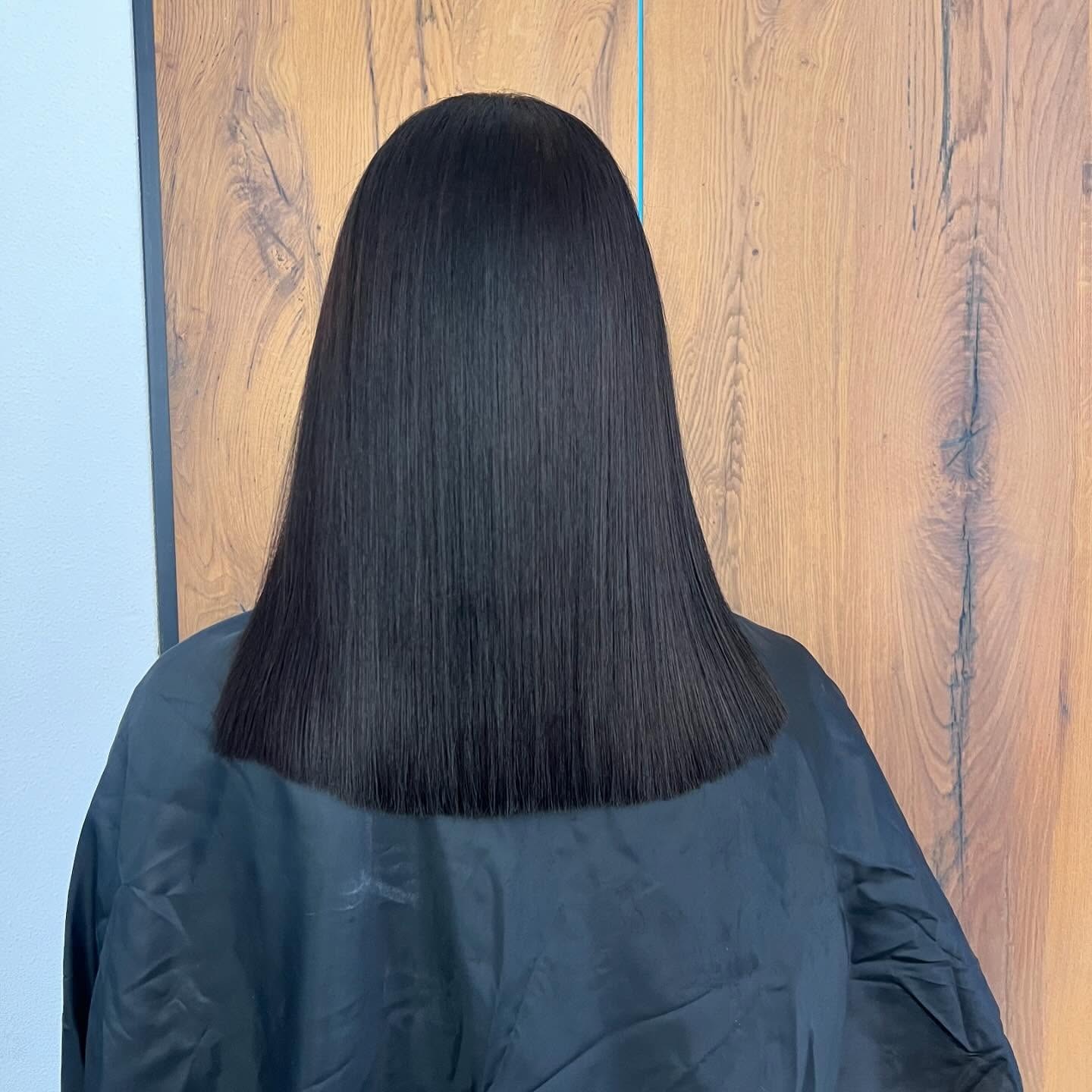 Na de haarbotox: hetzelfde zwarte haar, strak, glad en glanzend
