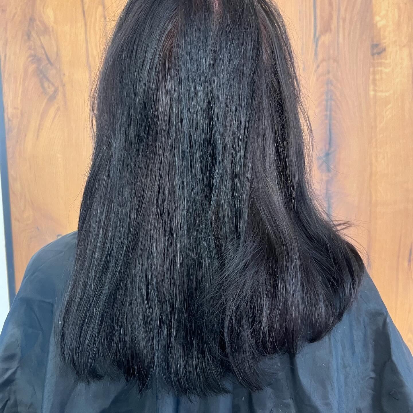Voor de haarbotox: zwart schouderlang haar, droog en pluizig
