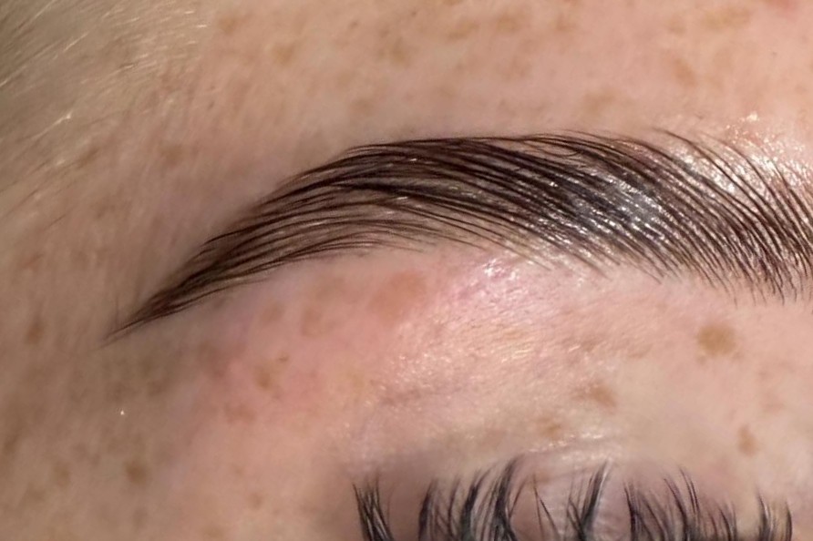 Na: dezelfde wenkbrauw na browlamination en tint, vol en omhoog geborsteld